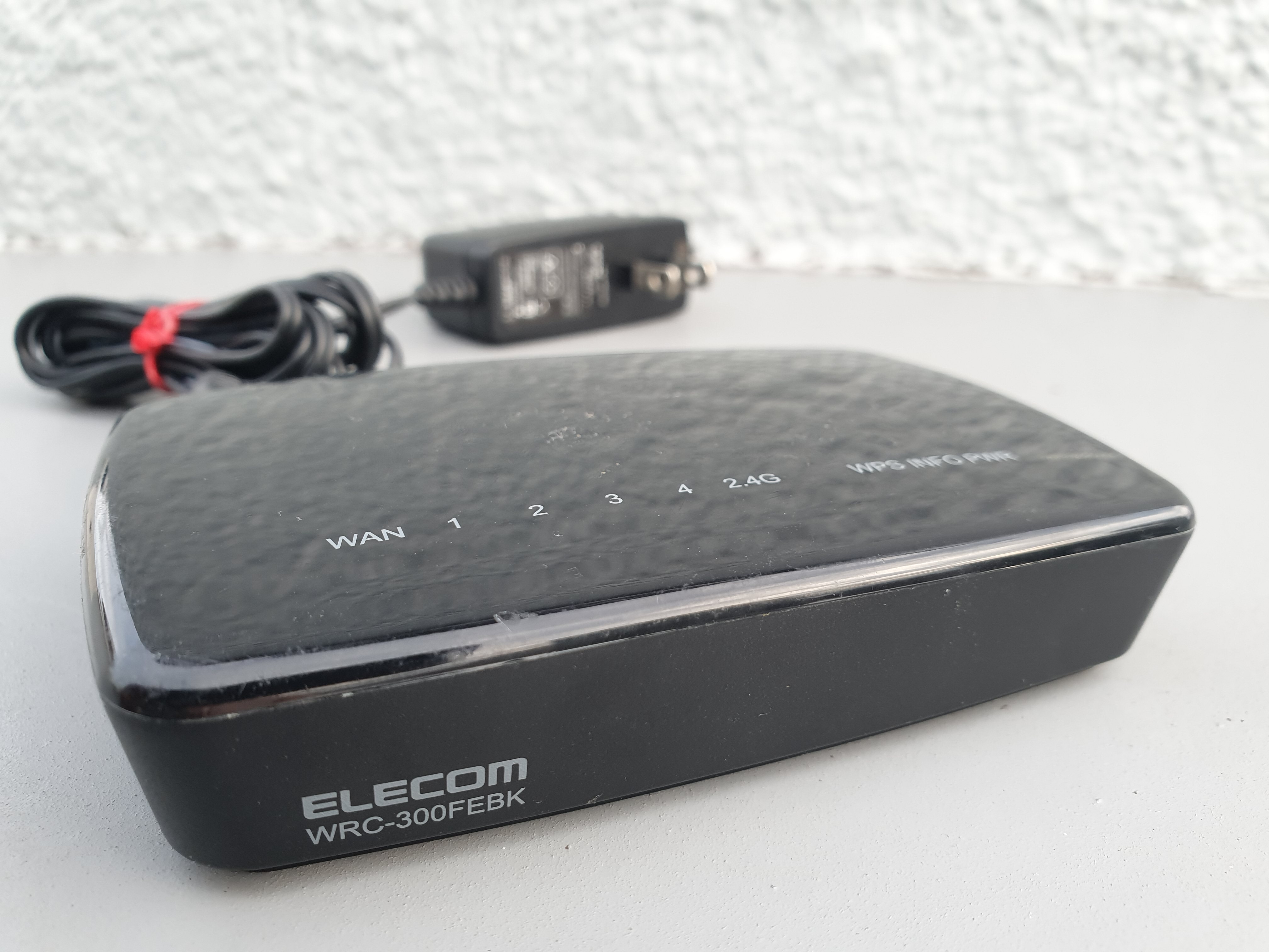 Router không dây ELECOM đặt trên bàn gỗ