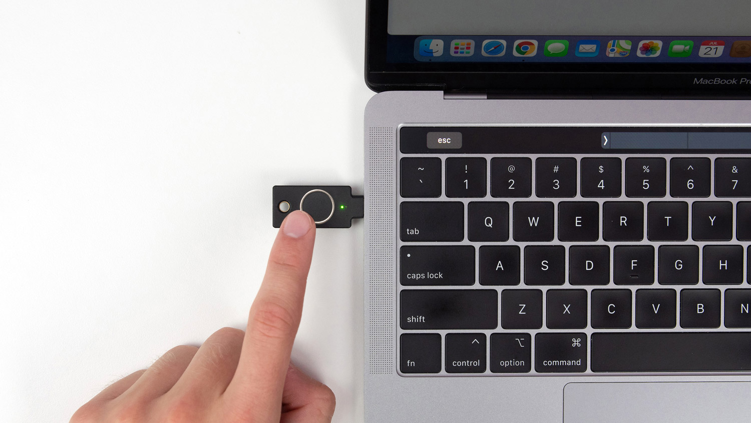 Khóa bảo mật YubiKey màu đen đang cắm vào MacBook qua cổng USB-C