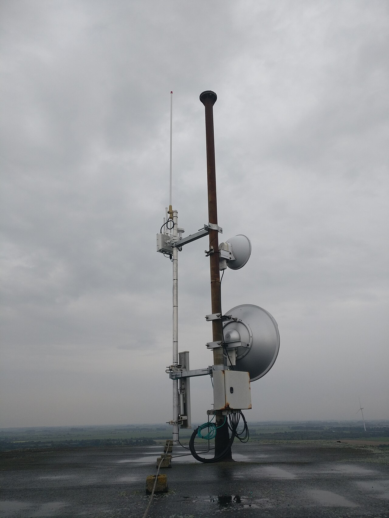 Cột ăng-ten lắp ngoài trời gắn ăng-ten LoRaWAN và ăng-ten định vị trên cùng một giá đỡ