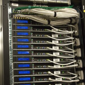 Mặt sau hàng server rack tại trung tâm dữ liệu với hệ thống cáp và thiết bị mạng