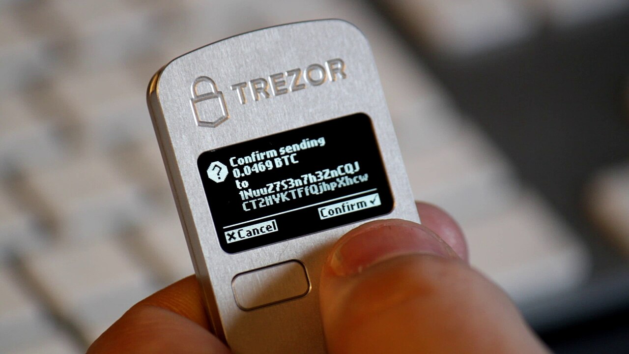 Chiếc ví phần cứng Trezor thế hệ đầu tiên với màn hình nhỏ và bàn phím số