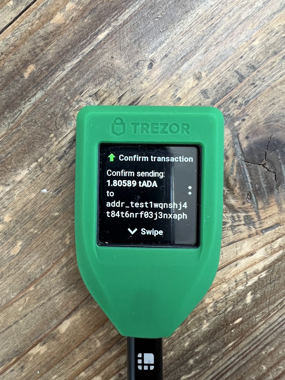 Ví phần cứng Trezor Model T hiển thị địa chỉ ví trên màn hình nhỏ khi người dùng kiểm tra giao dịch