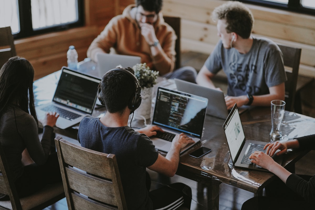 Đội ngũ developer đang làm việc với CI/CD pipeline trên laptop