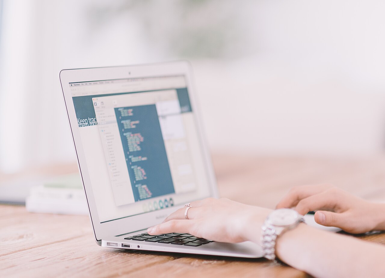Lập trình viên đang code Python trên laptop với IDE