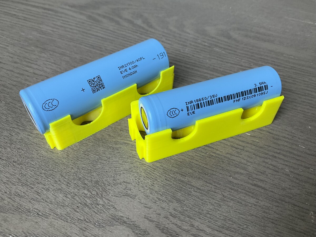 Hai tế bào pin lithium-ion hình trụ 18650 và 21700 đặt cạnh nhau