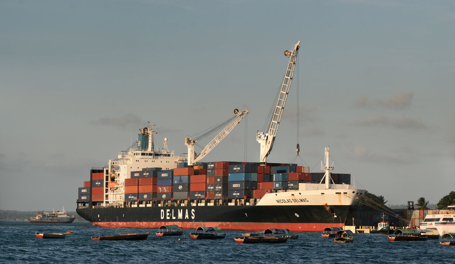 Tàu chở container biểu tượng cho hệ thống container Docker