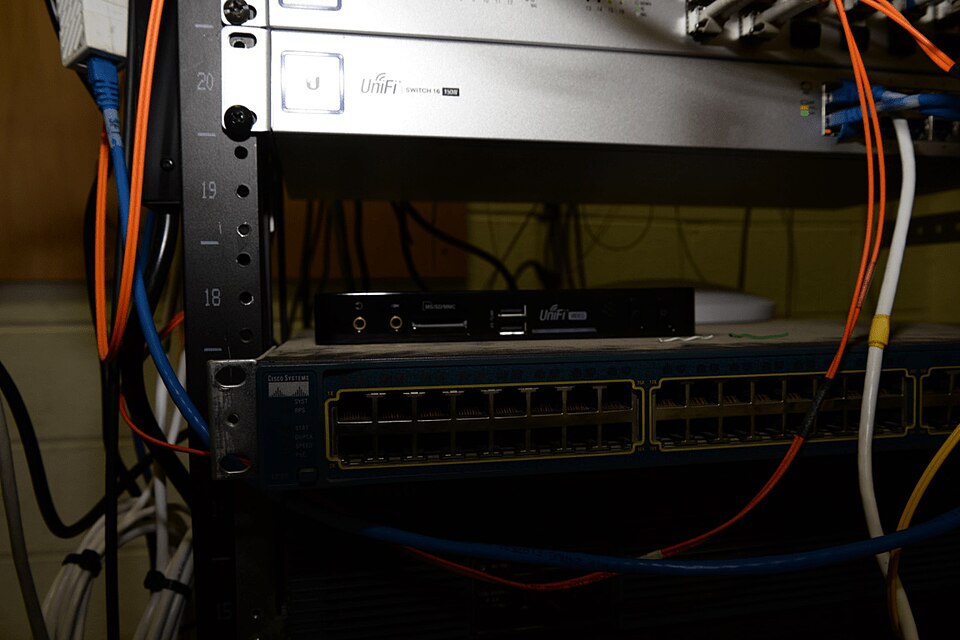 Máy chủ rack trong trung tâm dữ liệu - minh họa việc triển khai CXL