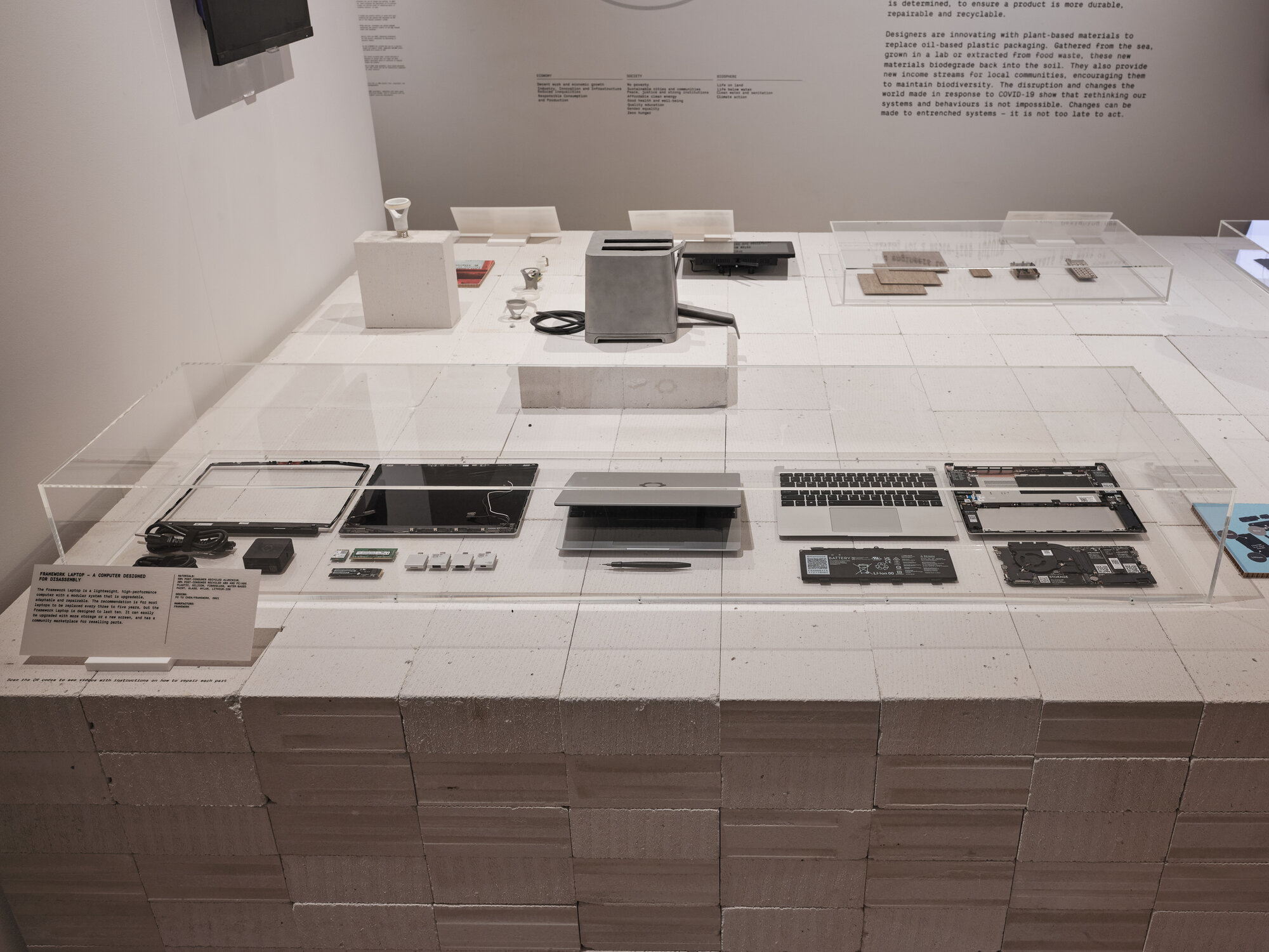 Framework Laptop 13 tại Design Museum minh họa thiết kế công nghiệp nhận giải thưởng