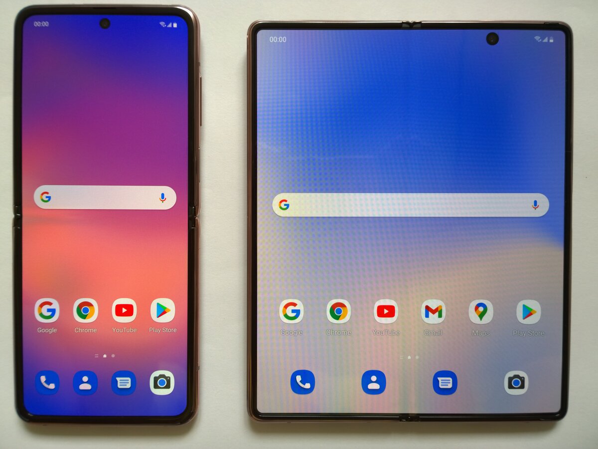So sánh hình ảnh ba chiếc smartphone cuốn khi mở và khi gập, hiển thị độ dày khác nhau
