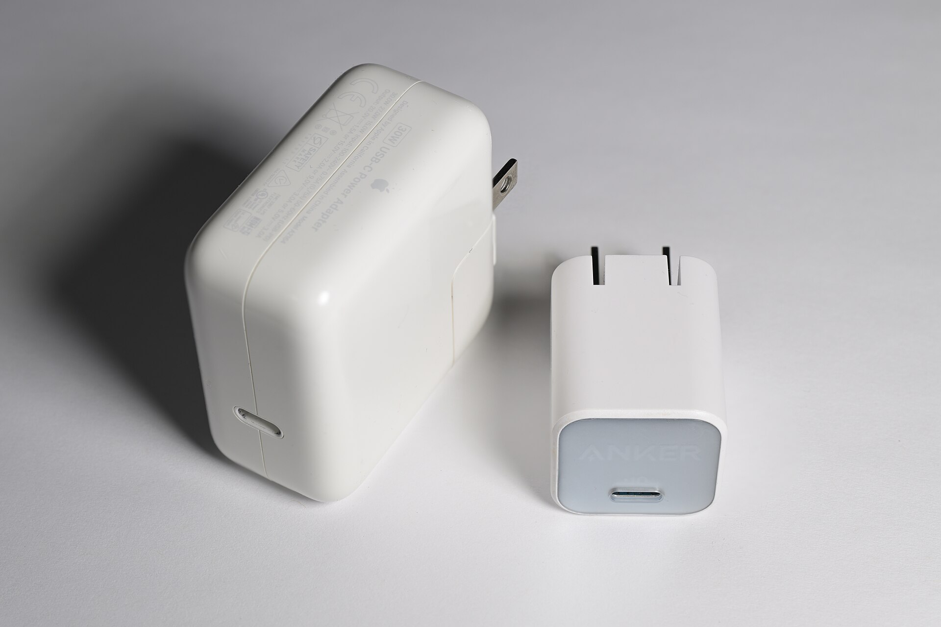 So sánh kích thước giữa sạc USB-C dùng GaN và sạc silicium cùng công suất 30W