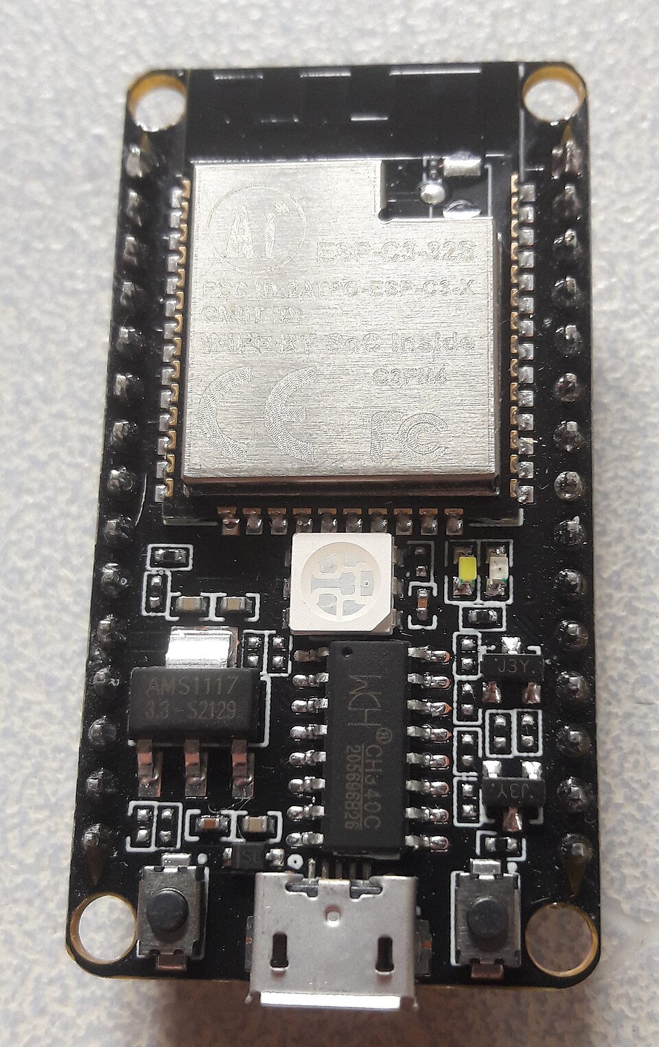 Vi mạch RISC-V ESP32-C3 NodeMCU trên bo mạch thử nghiệm với các chân GPIO kết nối