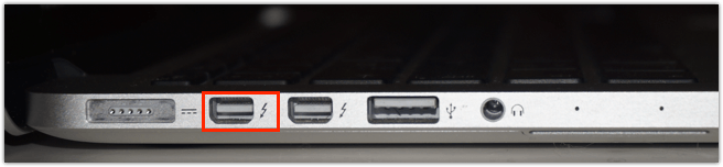 Hai máy MacBook Pro kết nối qua cáp Thunderbolt