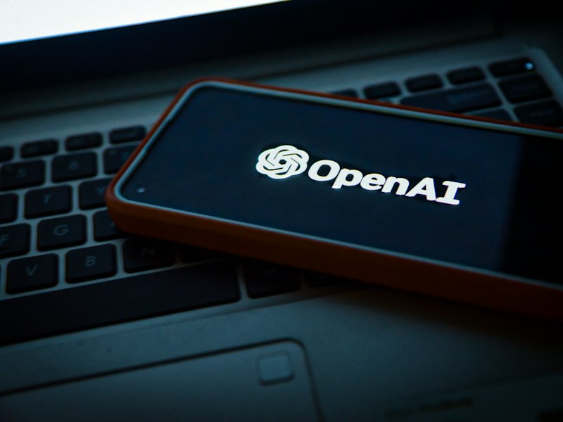 Smartphone hiển thị logo OpenAI minh họa công nghệ AI tạo video