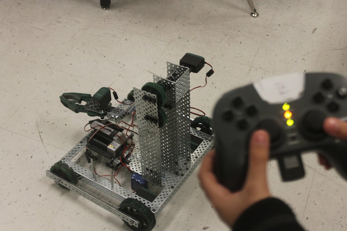 Robot chassis VEX EDR với C-channels, bánh xe traction, servo và claw mechanism