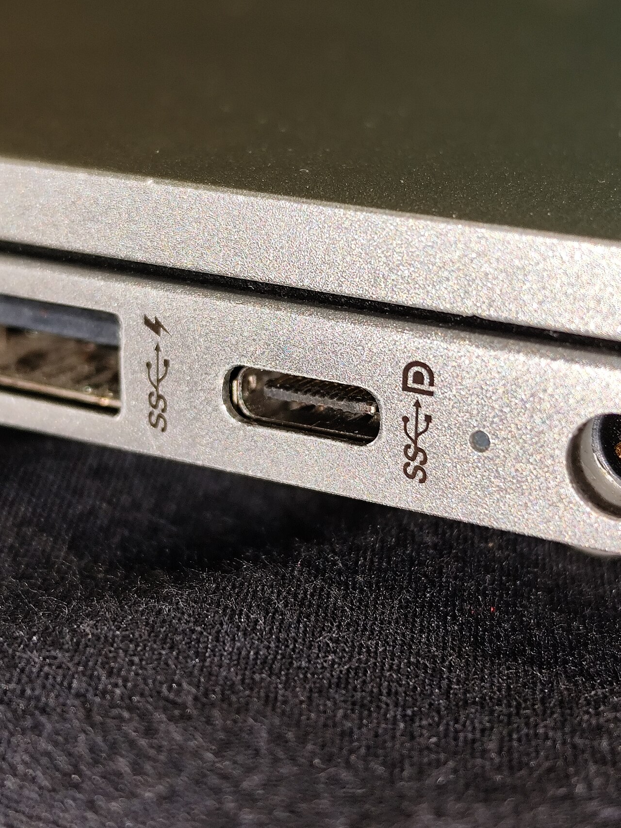 Minh họa cổng USB-C với công thức tốc độ 40Gbps x2 kênh
