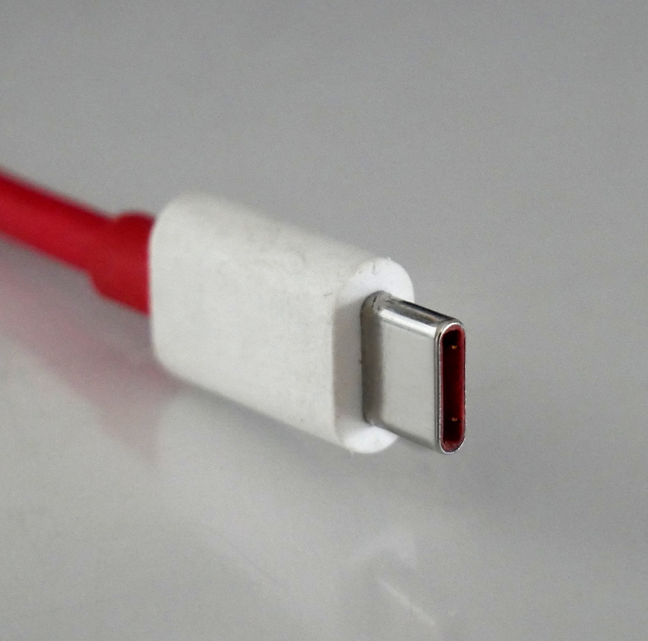 Cắm USB Type-C cận cảnh hiển thị cấu trúc chân kết nối
