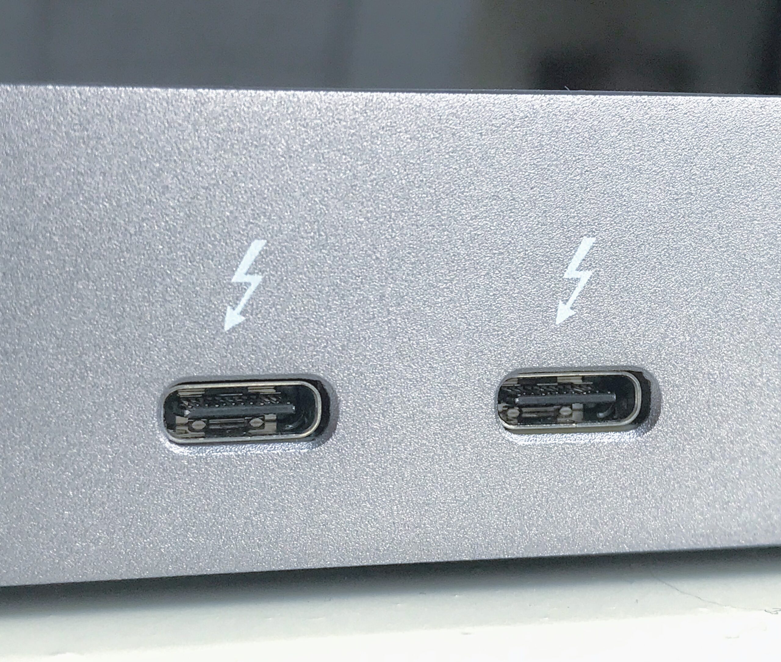 Thunderbolt 3 interface USB-C ports trên Macbook