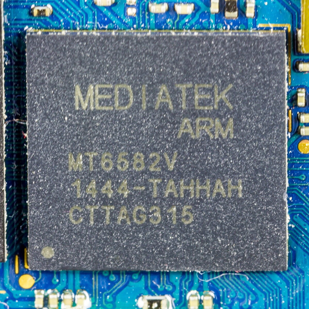 MediaTek chip trên printed circuit board showing PCB layout with MT6582V processor
