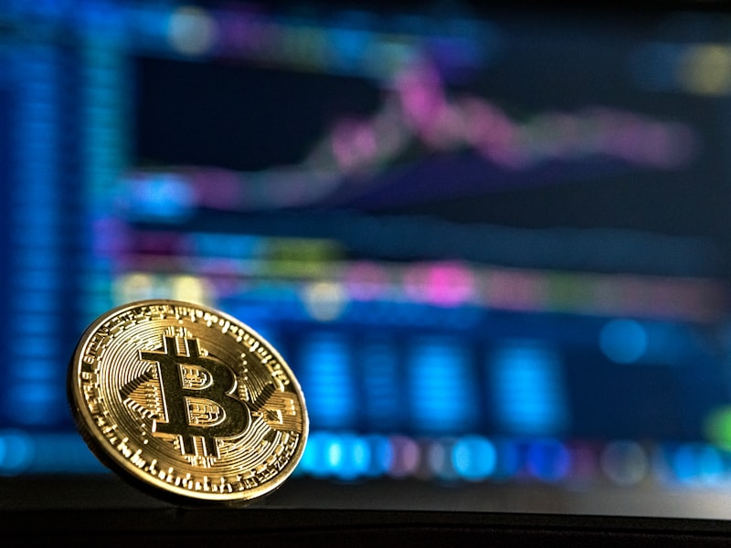 Bitcoin coin trên nền biểu đồ giao dịch minh họa thị trường crypto DeFi