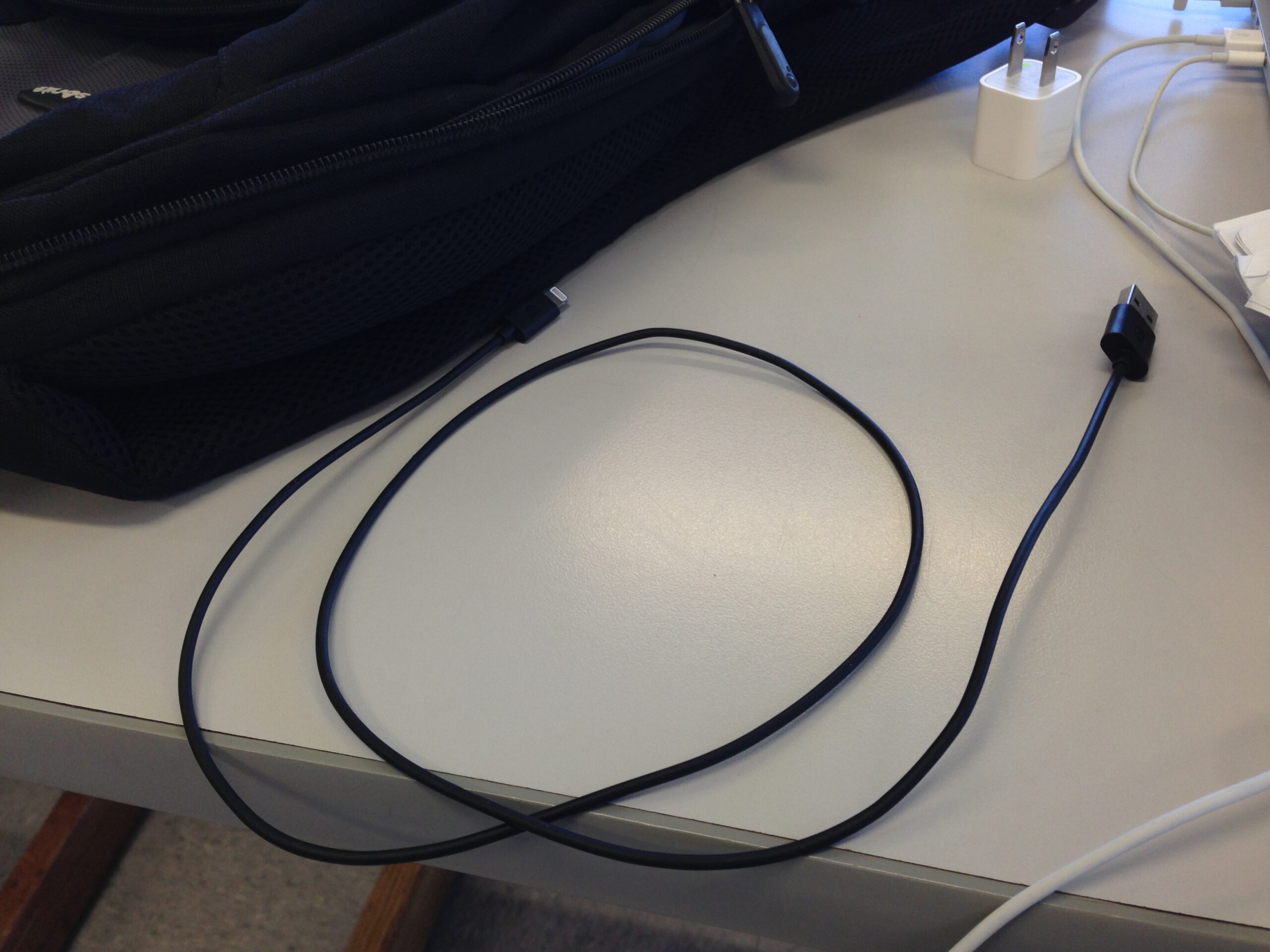 Thunderbolt cable kết nối với dock