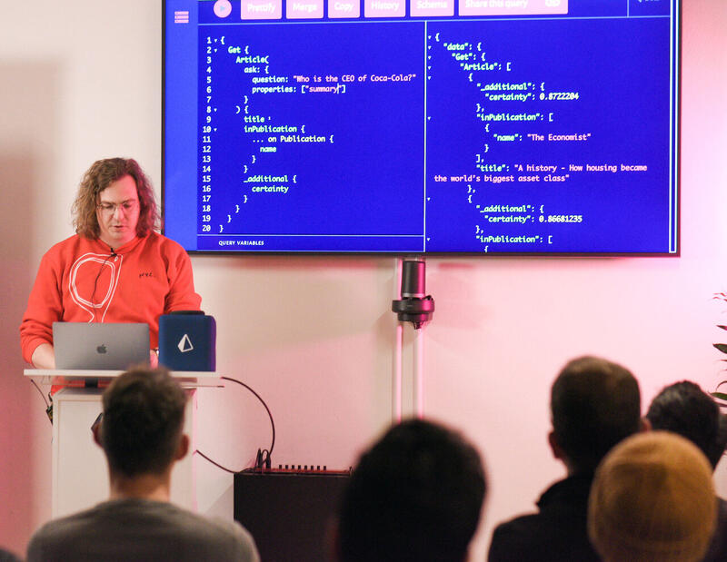 Minh họa lập trình viên đang viết mã GraphQL với query, mutation và schema trên trình soạn thảo