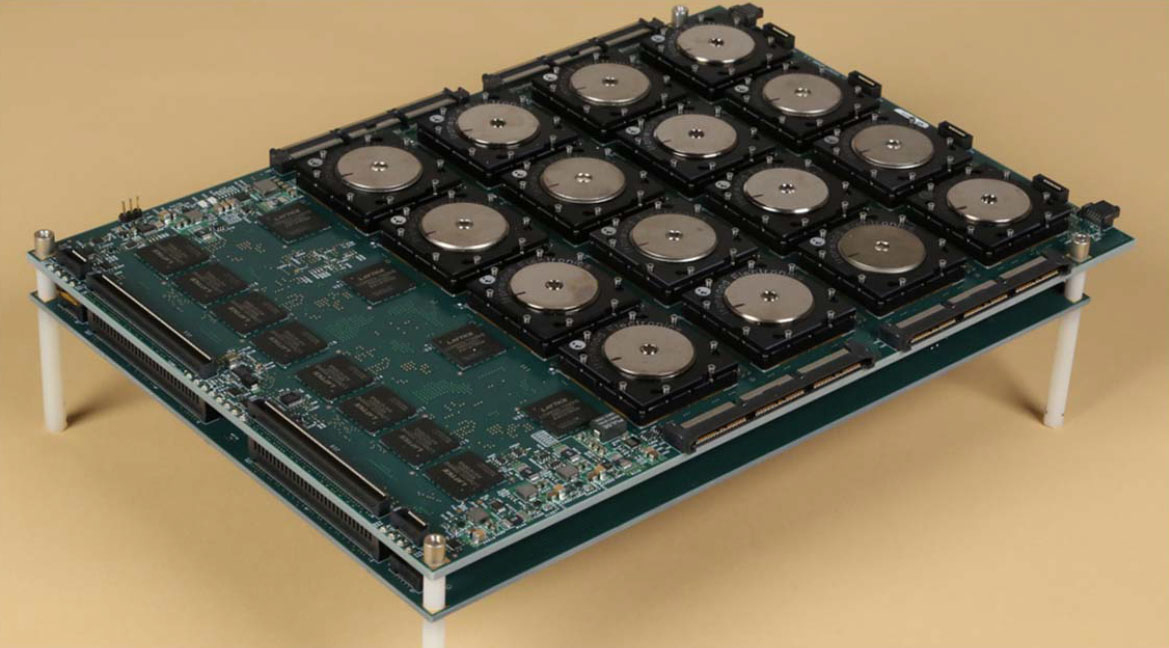 Bảng chip SyNAPSE 16 của DARPA, minh hoạ kiến trúc tính toán theo kiểu não