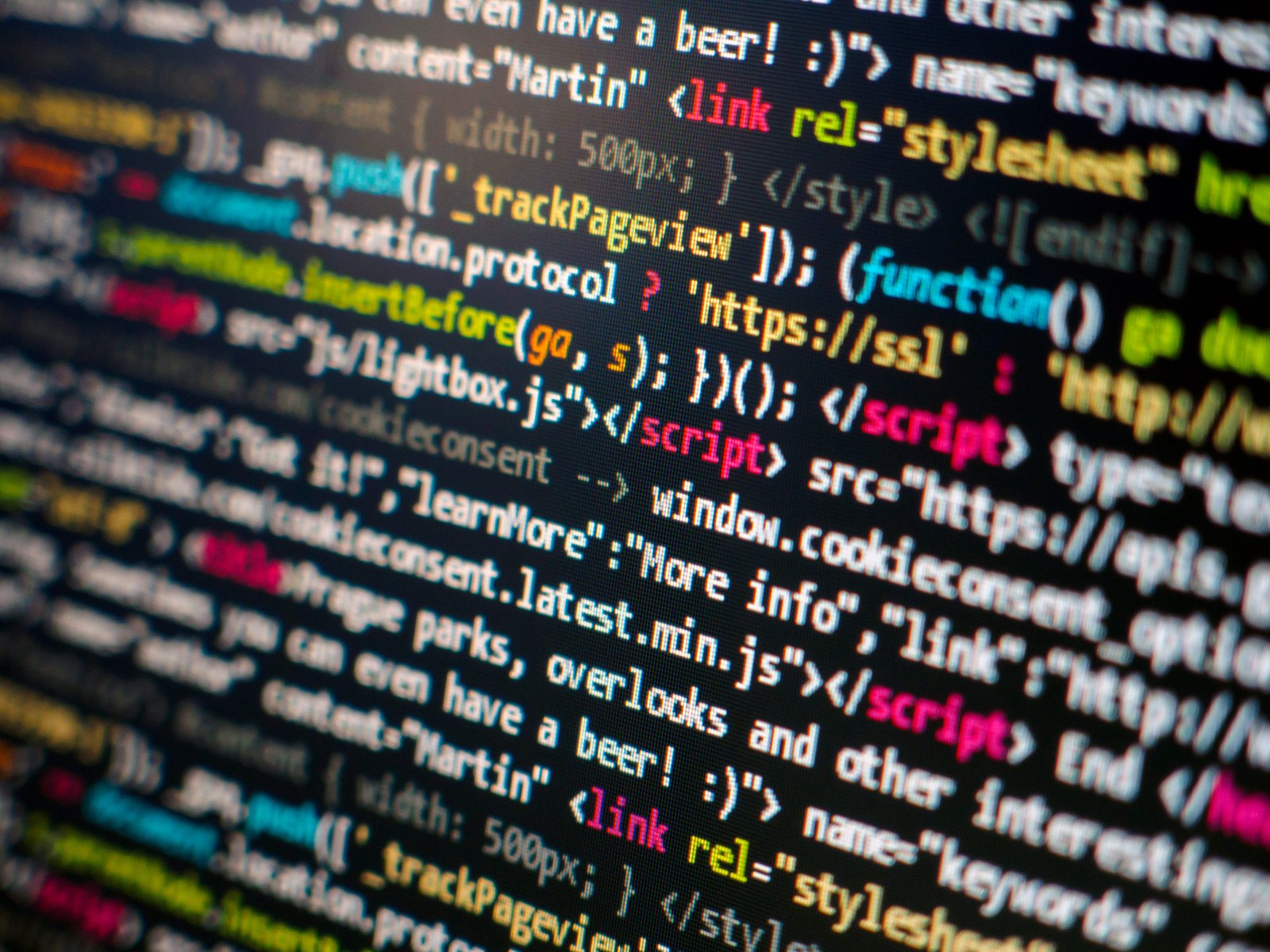 Programming code on dark background - minh họa kiến trúc client-server HTMX + Alpine