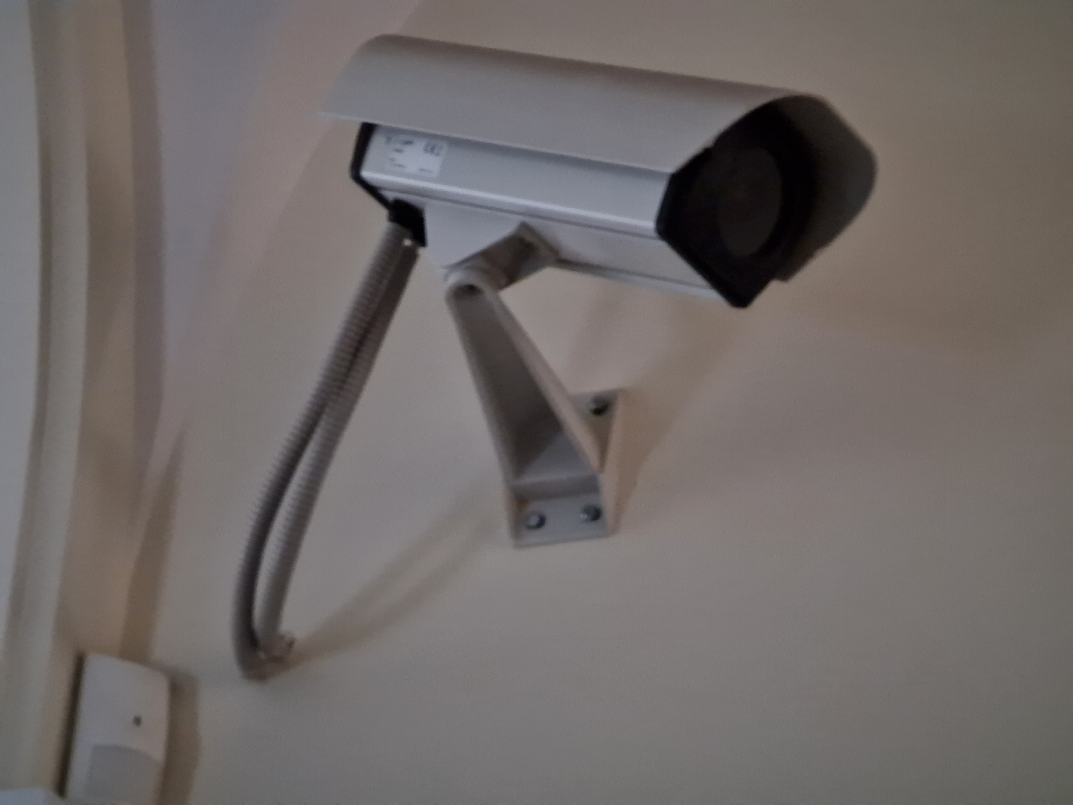 Camera an ninh dạng bullet gắn tường: giám sát nhà thông minh IoT qua WiFi