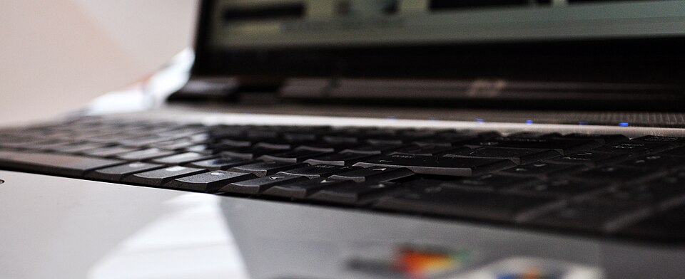 Góc nhìn keyboard laptop HP Pavilion minh họa thiết kế phần cứng Copilot+ PC