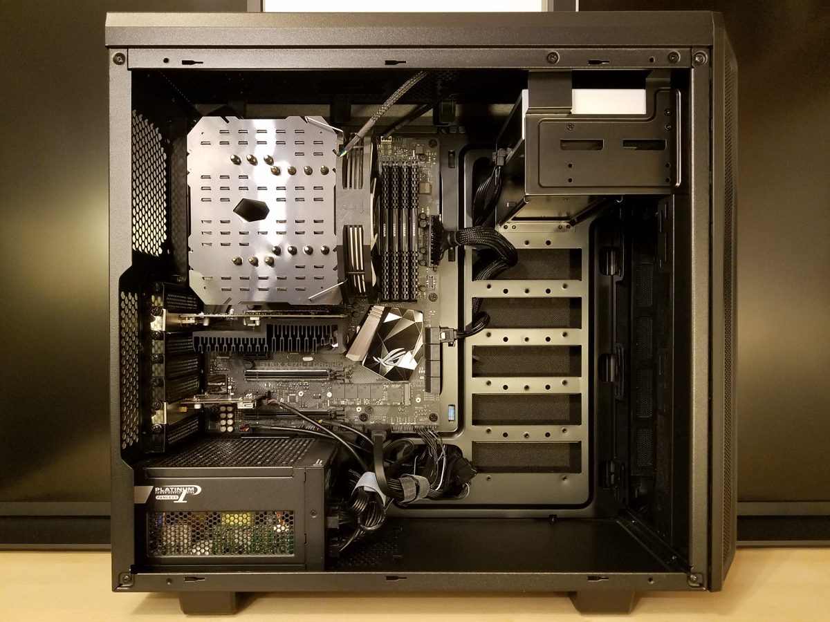 Máy tính desktop ASUS ROG Strix với card mở rộng cắm vào khe PCIe