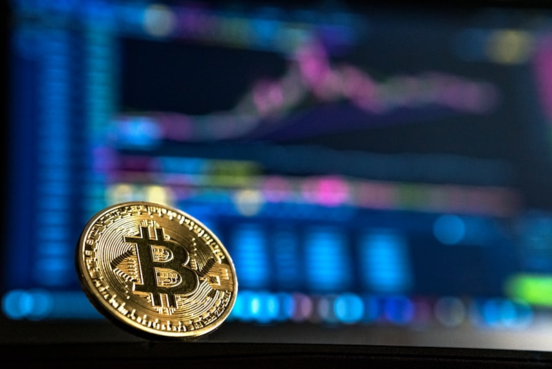 Đồng Bitcoin trên nền biểu đồ giao dịch tài chính