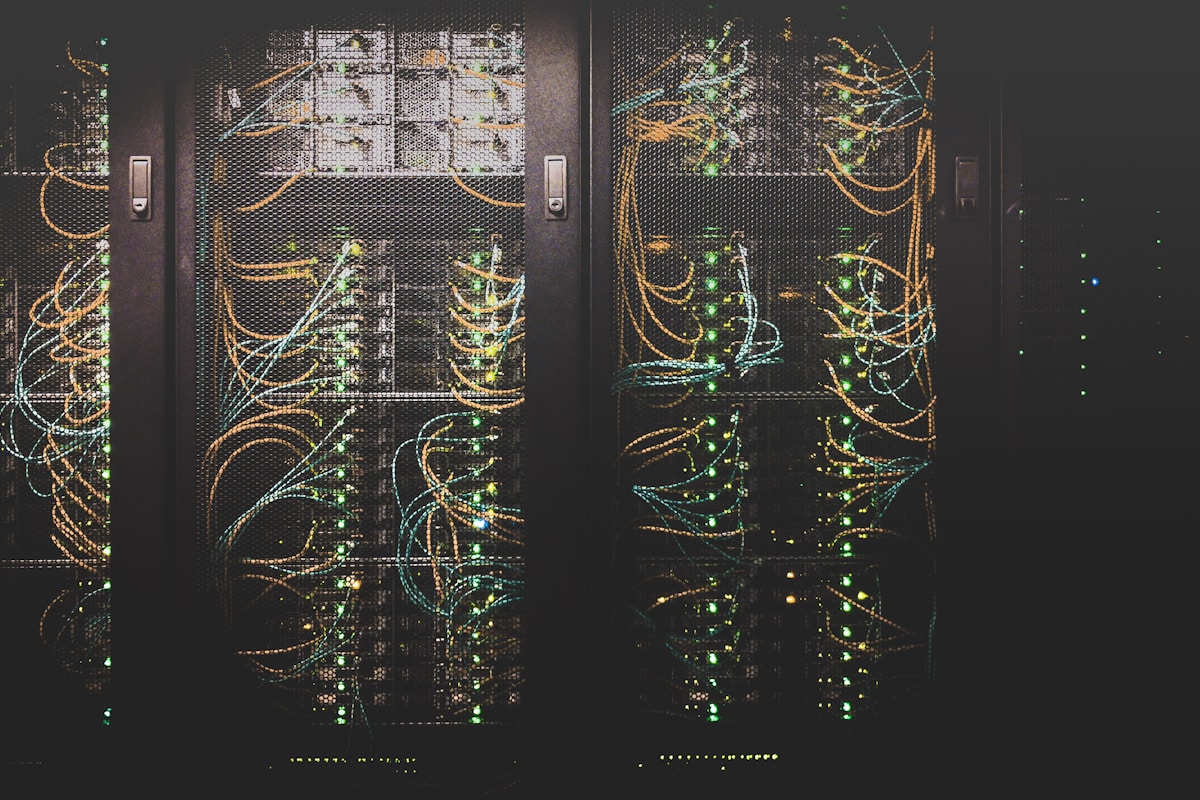 Dàn server rack trong trung tâm dữ liệu với dây cáp mạng được sắp xếp gọn gàng, minh họa hạ tầng mạng doanh nghiệp