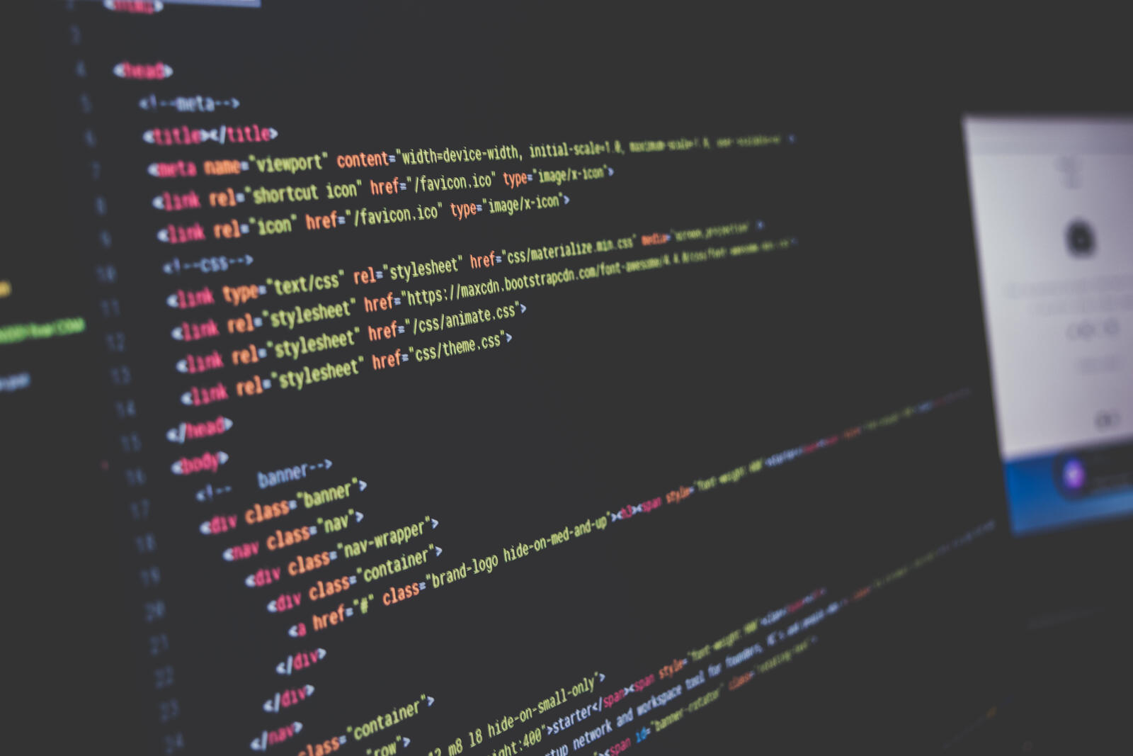 Code trên màn hình máy tính khi lập trình
