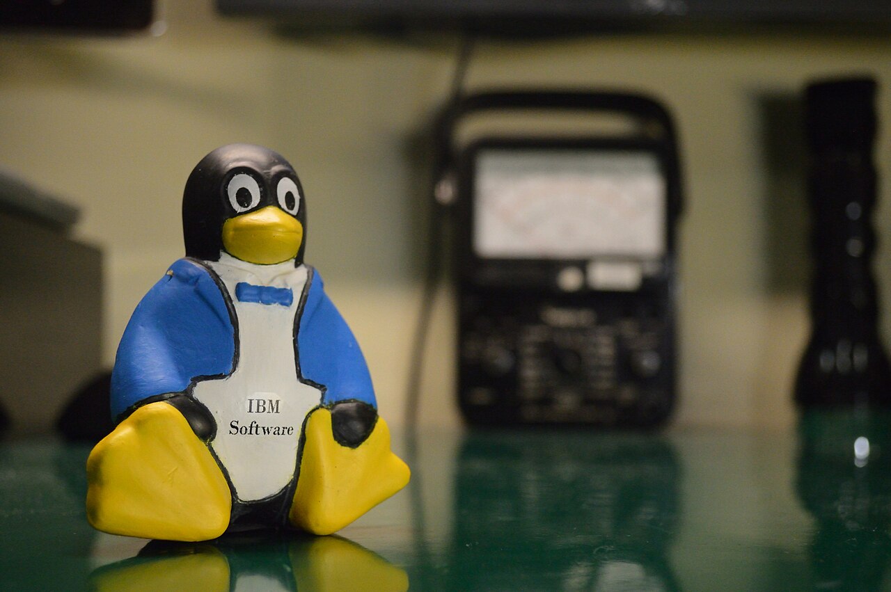 Tux mascot Linux với áo giáp và gấu Bắc Cực