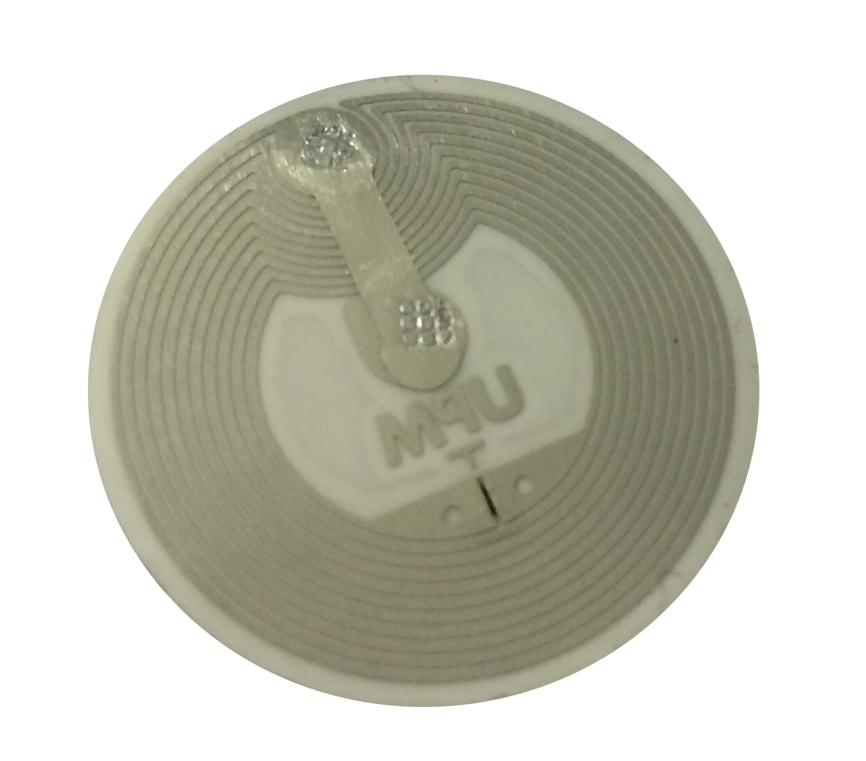 Ảnh cận cảnh một con chip thẻ NFC với vòng anten cuộn dây bằng đồng bên ngoài