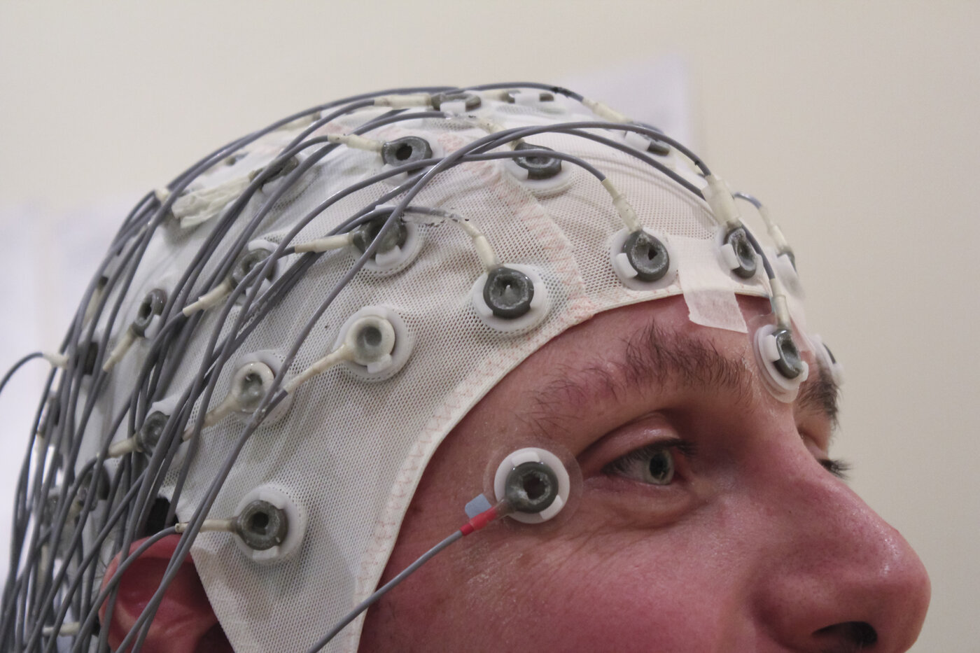 Mũ điện cực EEG đeo trên đầu dùng để thu hoạt động điện não không xâm lấn