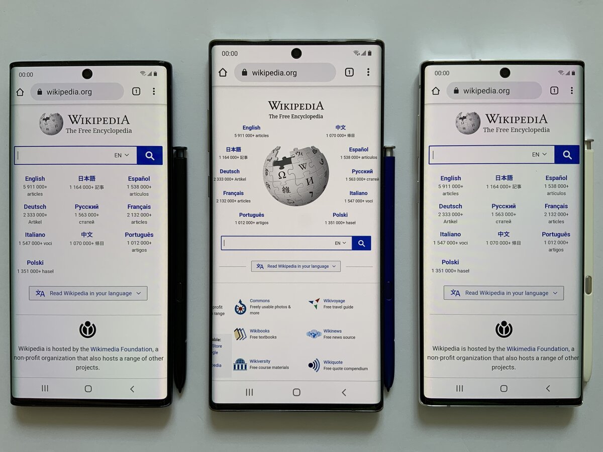 Ứng dụng React Native chạy trên smartphone và tablet hiển thị giao diện mobile