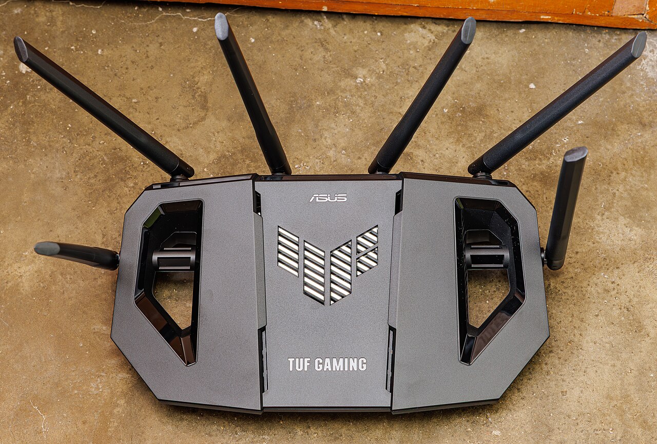 Bộ phát Wifi router trên bàn làm việc