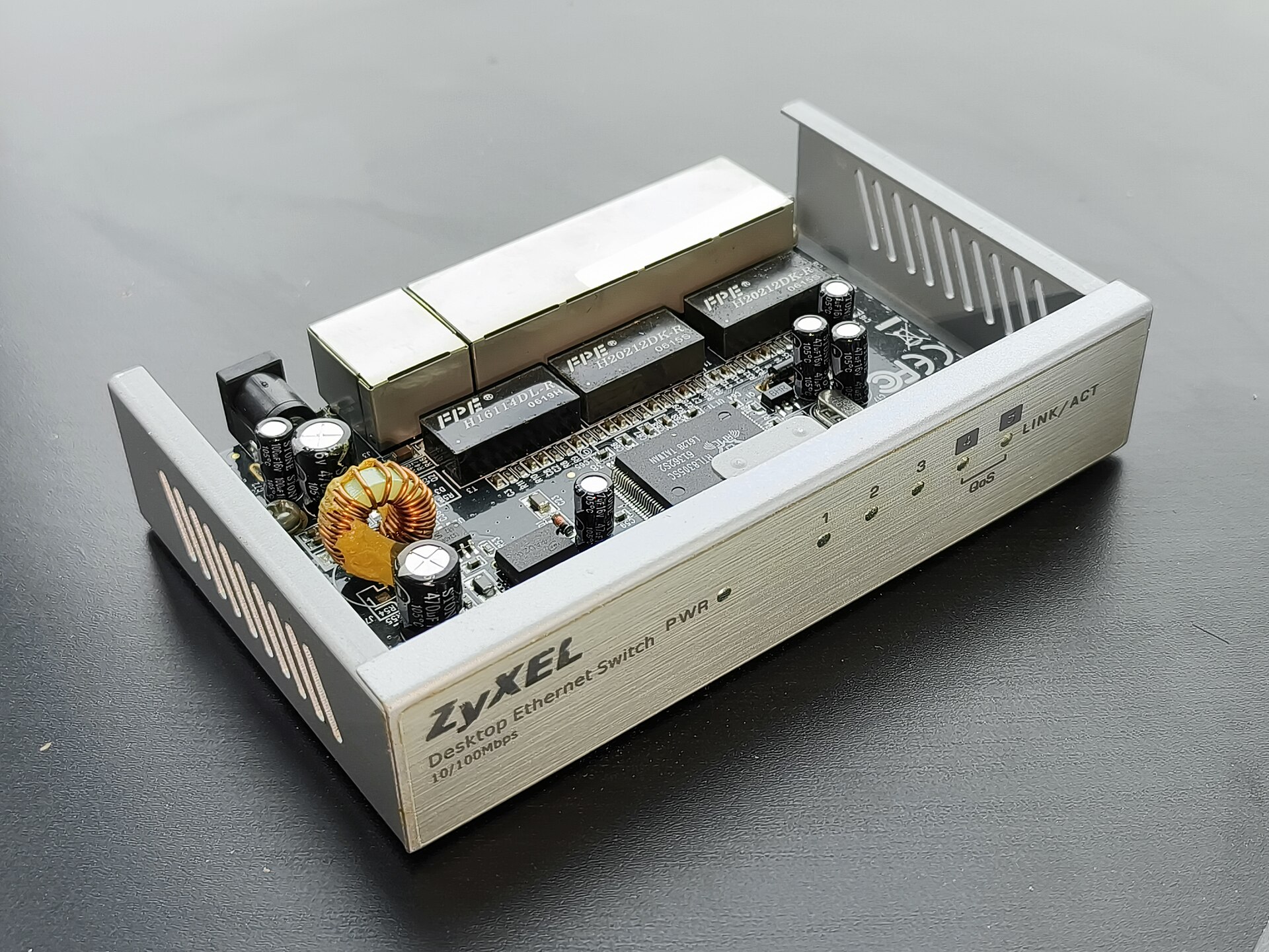 Switch Ethernet desktop nhiều cổng, ví dụ thiết bị dùng để phân tách mạng nội bộ theo VLAN