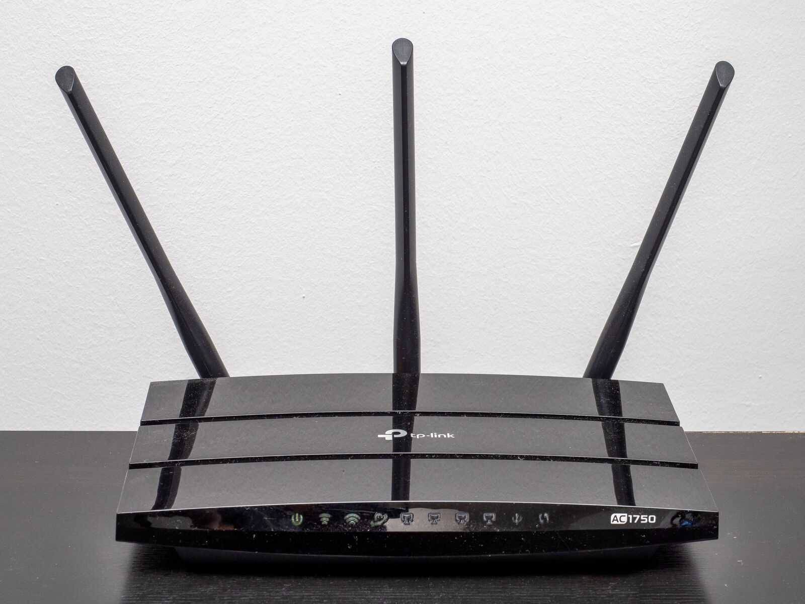 Chiếc router không dây TP-Link AC1750 đặt trên bàn làm việc
