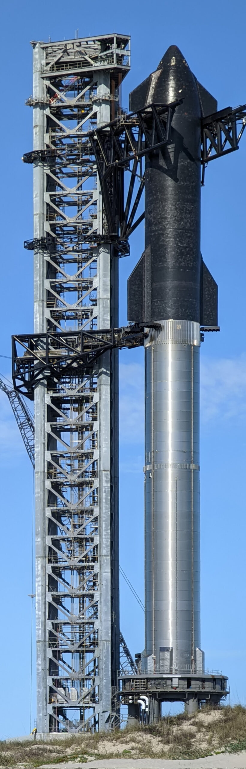Starship và Super Heavy xếp chồng nhau tại bãi phóng