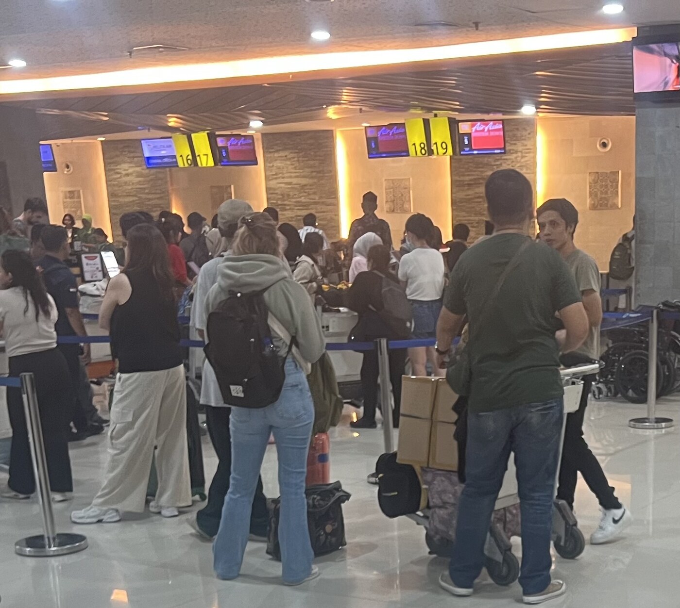 Hành khách xếp hàng check-in thủ công tại sân bay Ngurah Rai trong sự cố CrowdStrike