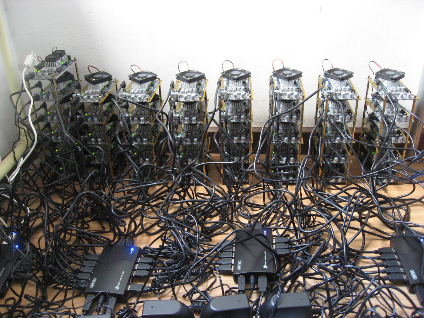 Dàn máy đào nhiều thiết bị ASIC xếp cạnh nhau trên kệ