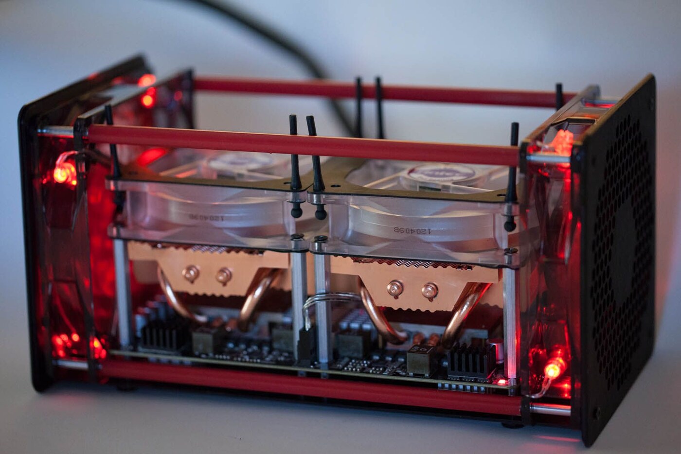 Máy đào ASIC đời đầu với màn hình hiển thị hashrate