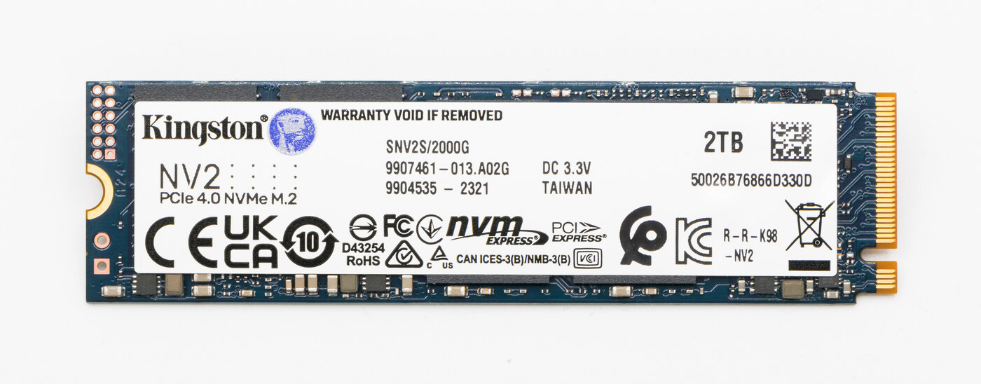 Ổ SSD Kingston NV2 2TB với nhãn màu đỏ đen hiện trên thị trường