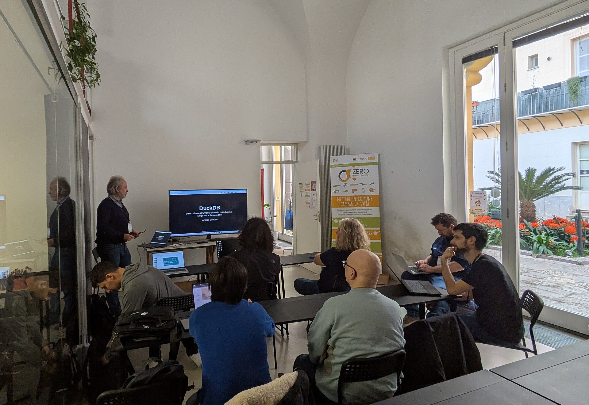 Ảnh trình bày về DuckDB tại cuộc thi Wikimedia Hackathon, minh họa ứng dụng phân tích dữ liệu cục bộ