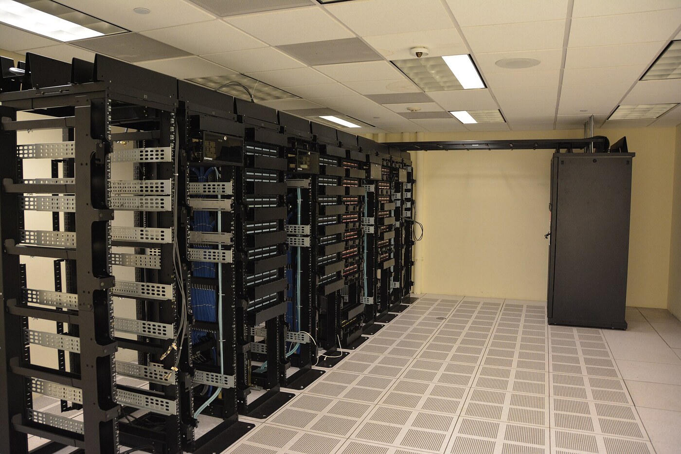 Các tủ rack máy chủ trong phòng data center chứa ổ cứng và thiết bị mạng