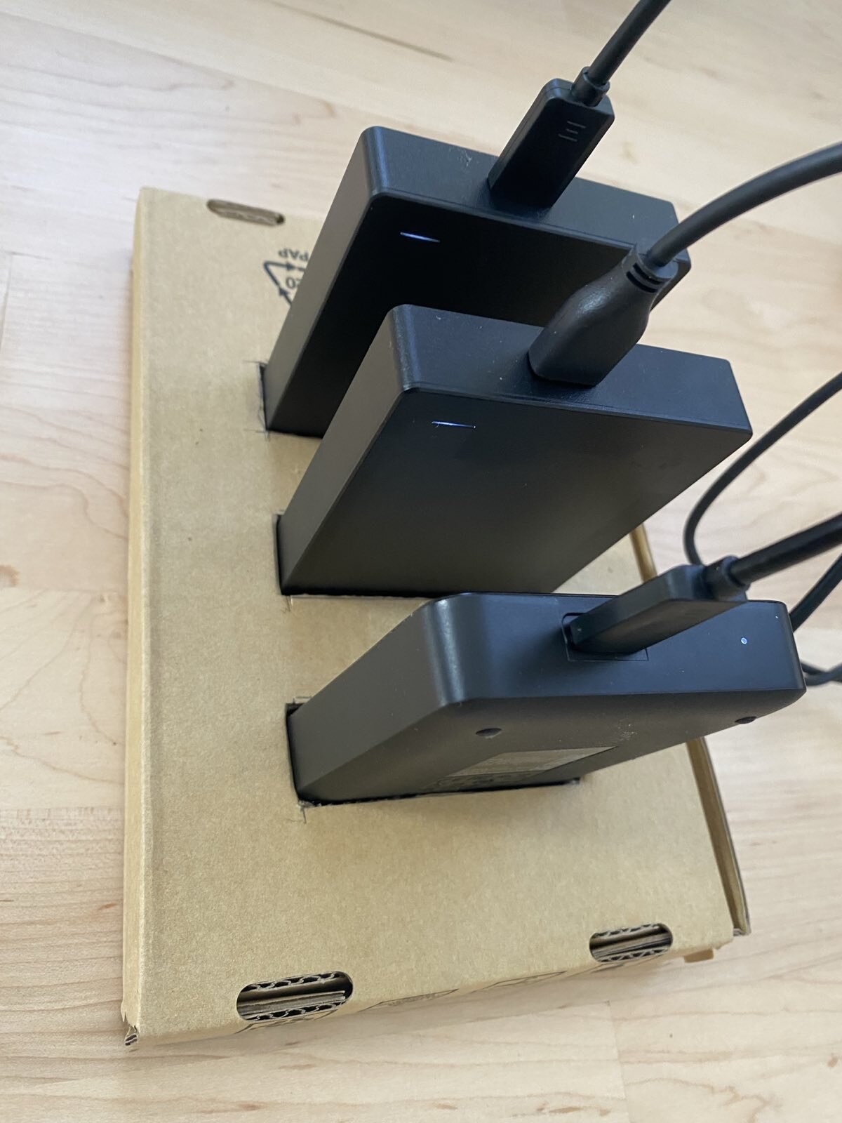 Ba ổ cứng 5 TB trong cấu hình ZFS raidz1 với dữ liệu và parity phân bố trên các ổ