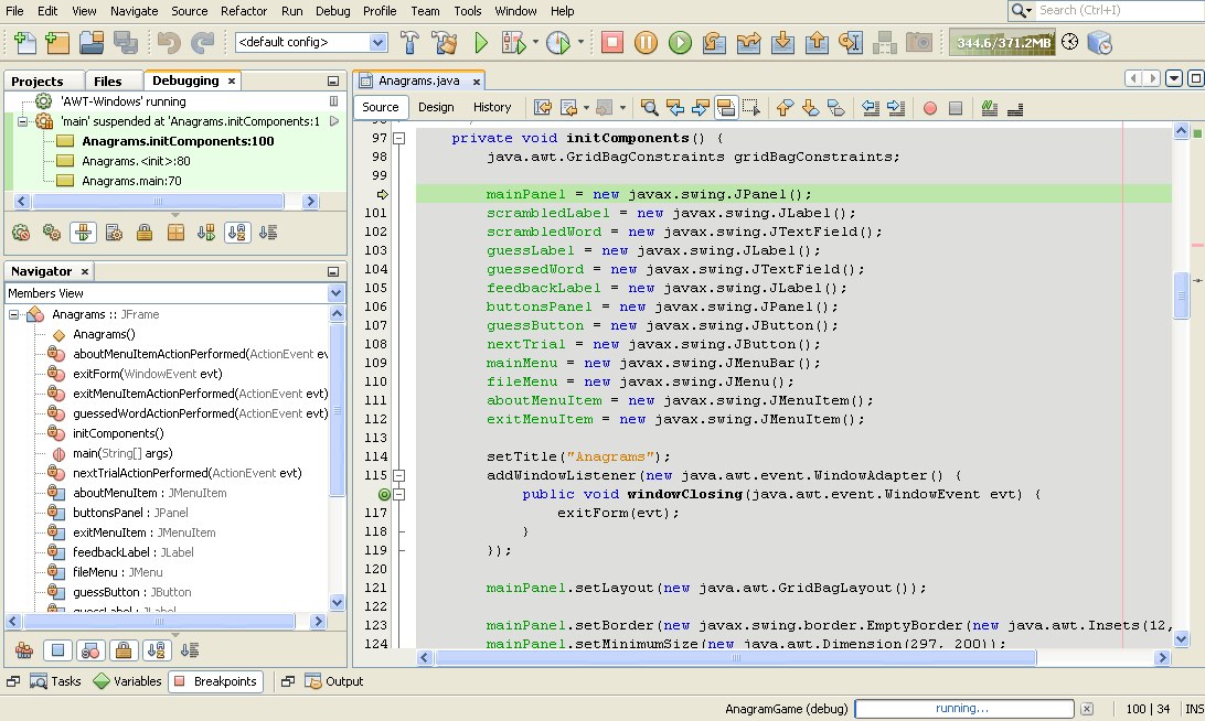 hình chụp màn hình NetBeans IDE đang dừng tại breakpoint, hiển thị biến cục bộ và call stack khi gỡ lỗi chương trình Java