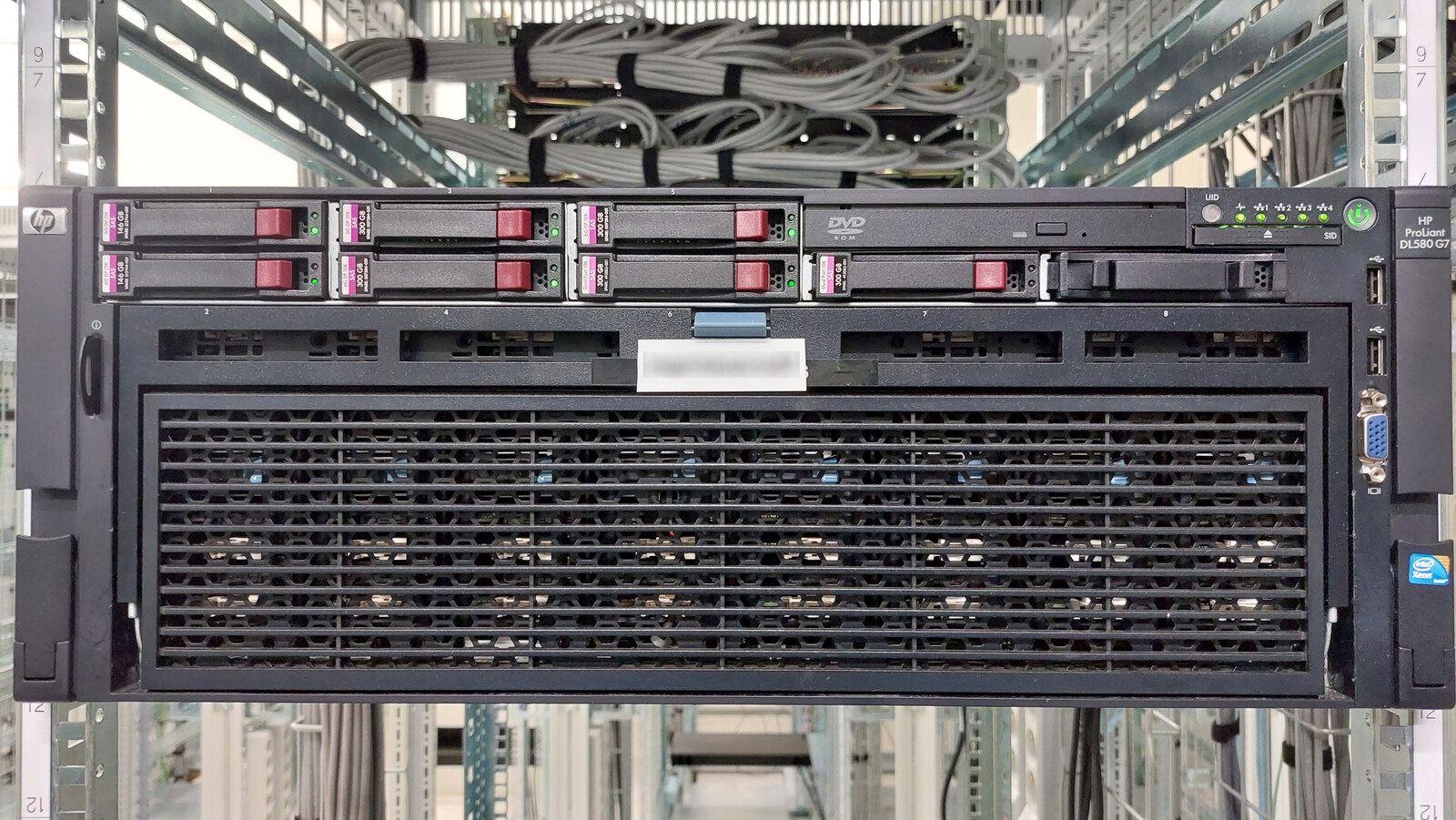 Máy chủ HP ProLiant DL580 G7 dùng khay ổ cứng hot-swap